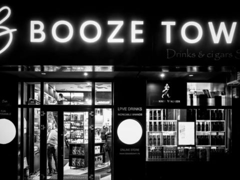 Sticle care spun povesti in decor