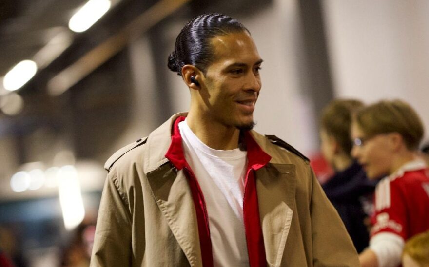 Echipa masculină a clubului Liverpool FC, îmbrăcată în Tommy Hilfiger la meciul din Premier League cu Newcastle United