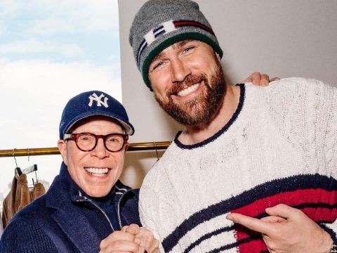 Tommy Hilfiger îl întâmpină pe Travis Kelce, o figură emblematică a fotbalului american, în calitate de ambasador global al brandului și colaborator creativ